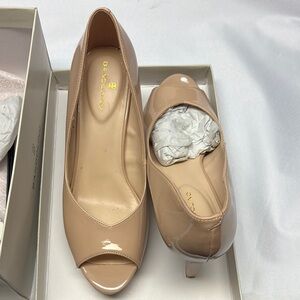 Bandolino Peep Toe Patent Leather Nude Heel Size 7.5